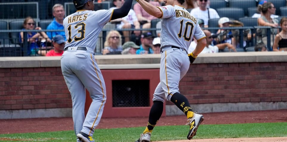 PITTSBURGH, PA - AUGUST 09: Pittsburgh Pirates third baseman Ke