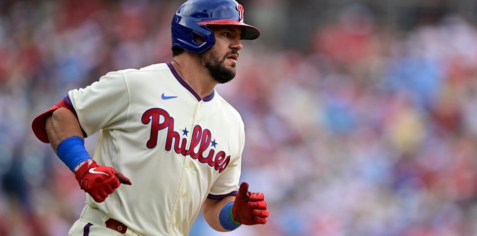 Braves win 11th straight, Phils have 9-game streak stopped
