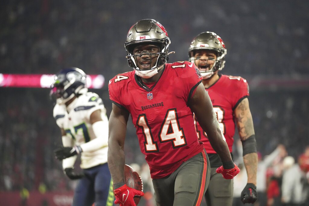 3 Best Prop Bets for Buccaneers vs Cardinals Sunday Night Football Week 16  (Chris Godwin Balls Out on Christmas)