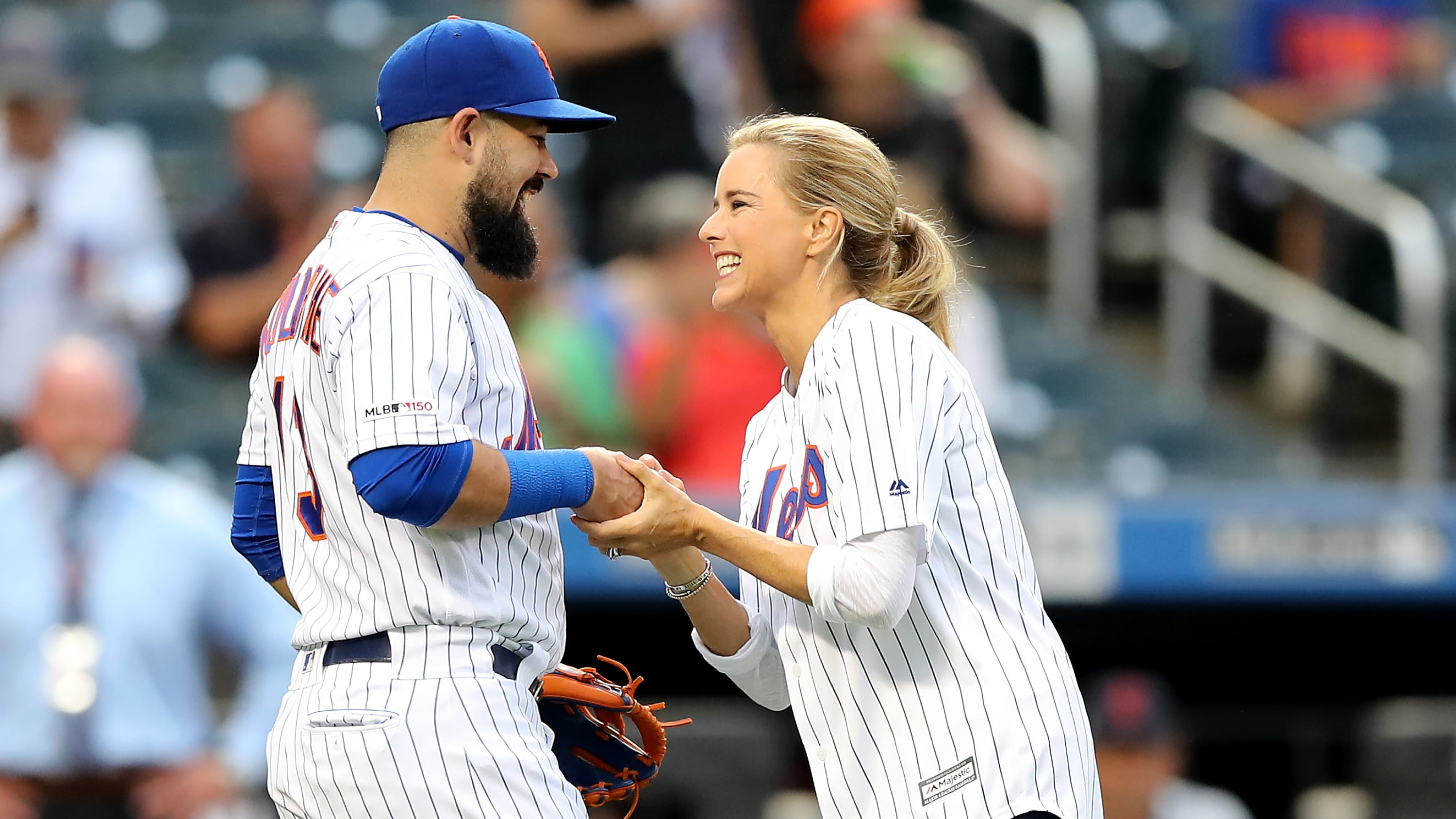 Actress Téa Leoni Holds Up Mets Game to Shoot Fake First Pitch for